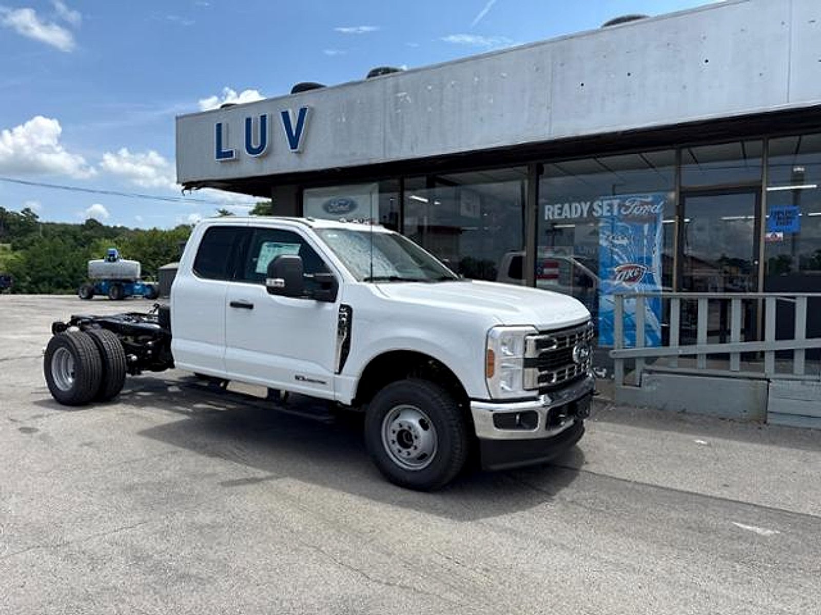 2026 Ford Super Duty F-350 DRW XL 4WD SuperCab 168" WB 60" CA in Oxford White — front three-quarter view