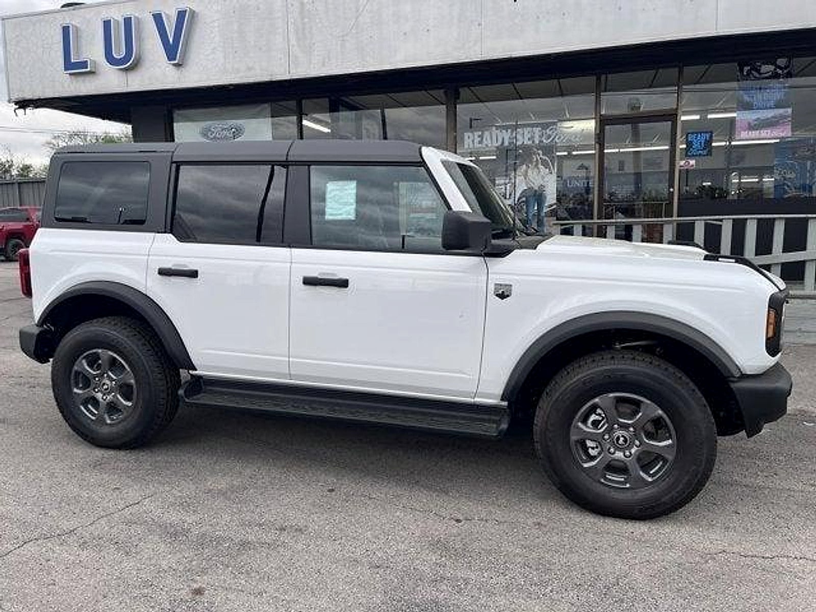 2025 Ford Bronco Big Bend 4 Door 4x4 in Oxford White — front three-quarter view