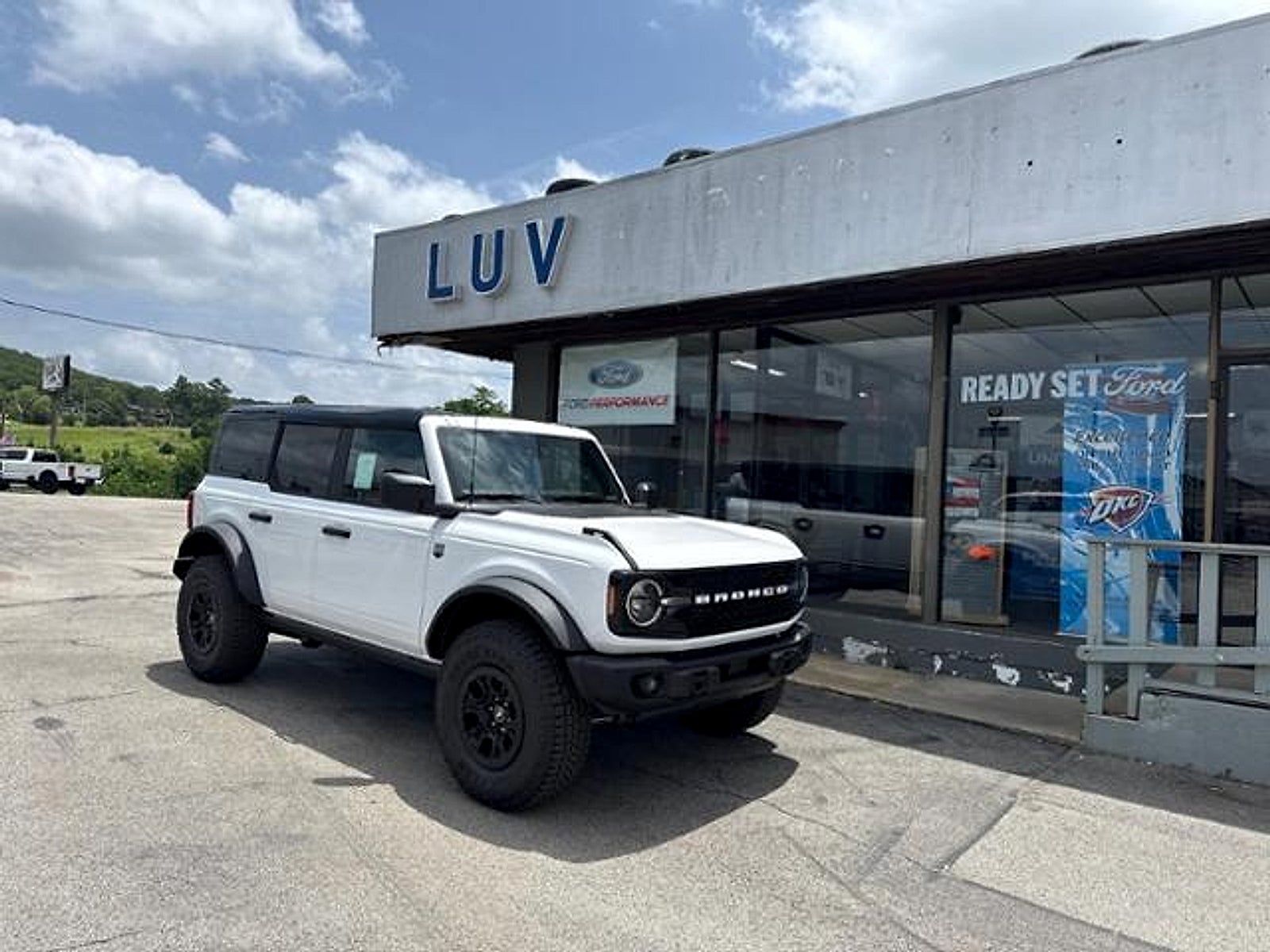 2026 Ford Bronco Big Bend 4 Door 4x4 in Oxford White — front three-quarter view
