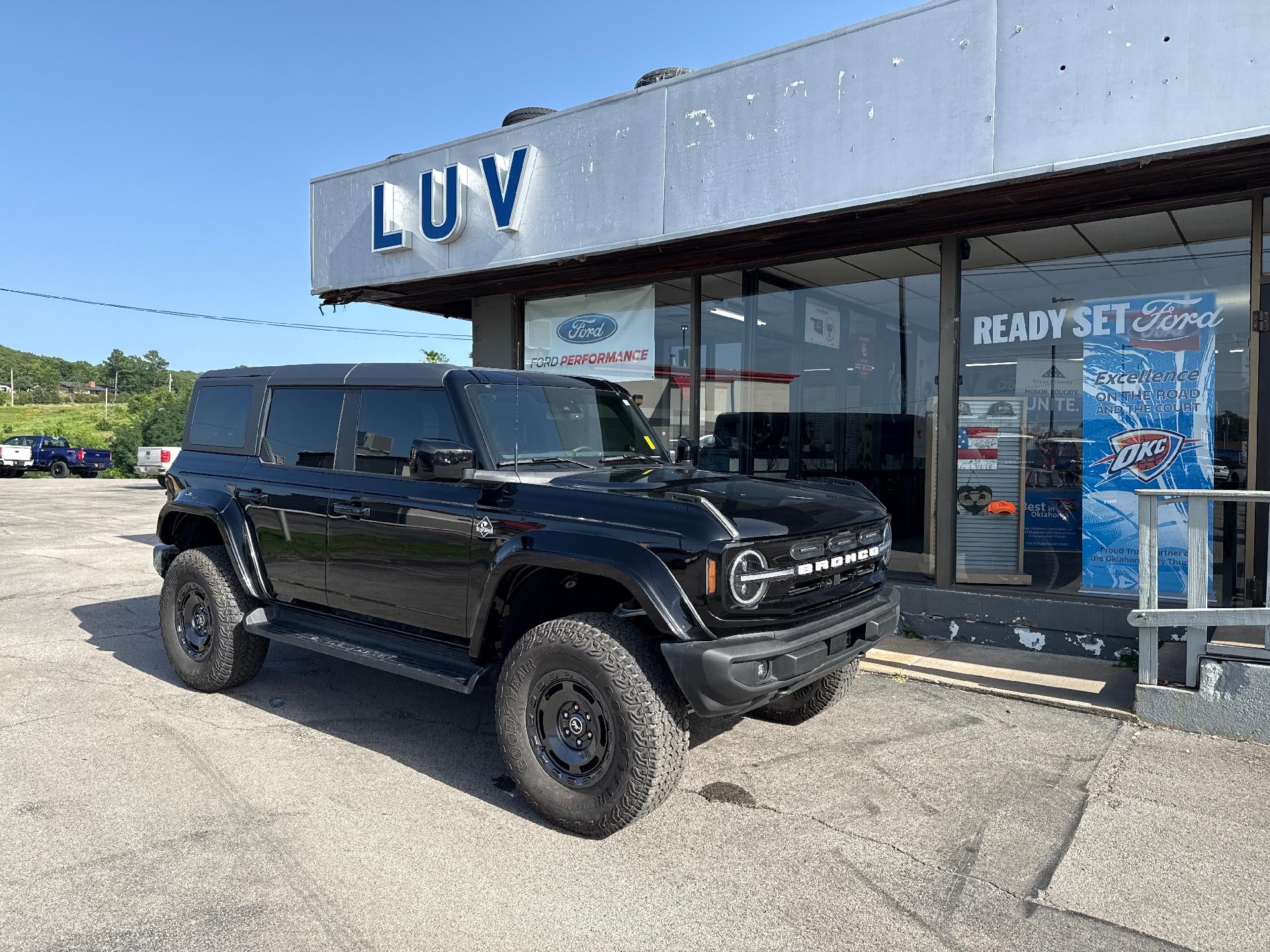 2025 Ford Bronco Outer Banks 4 Door 4x4 in Shadow Black — front three-quarter view