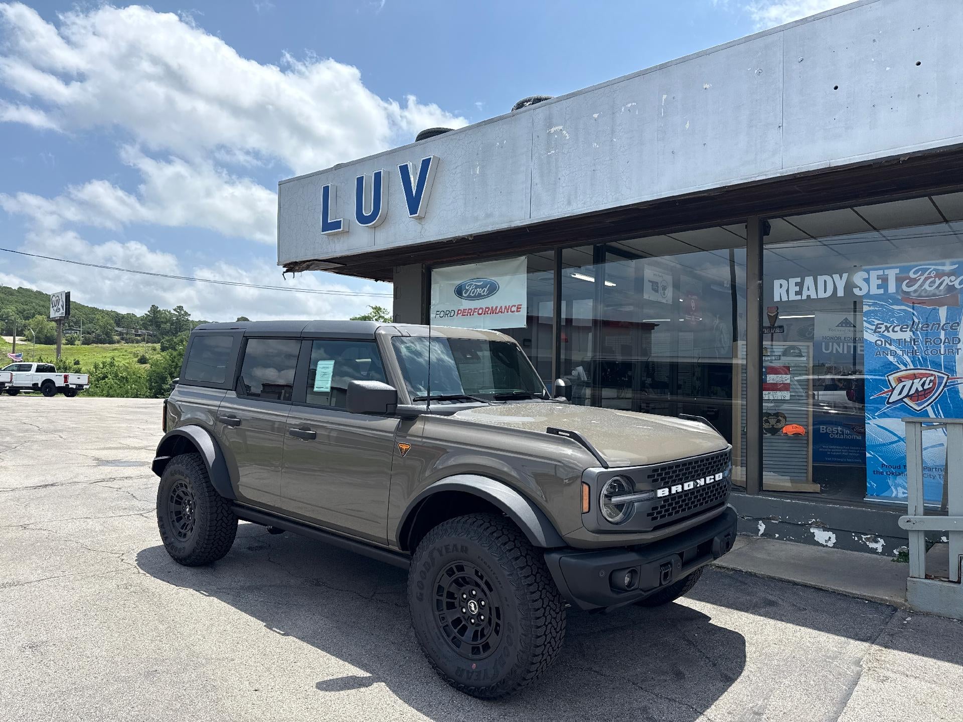 2026 Ford Bronco Badlands 4 Door Advanced 4x4 in Marsh Gray — front three-quarter view