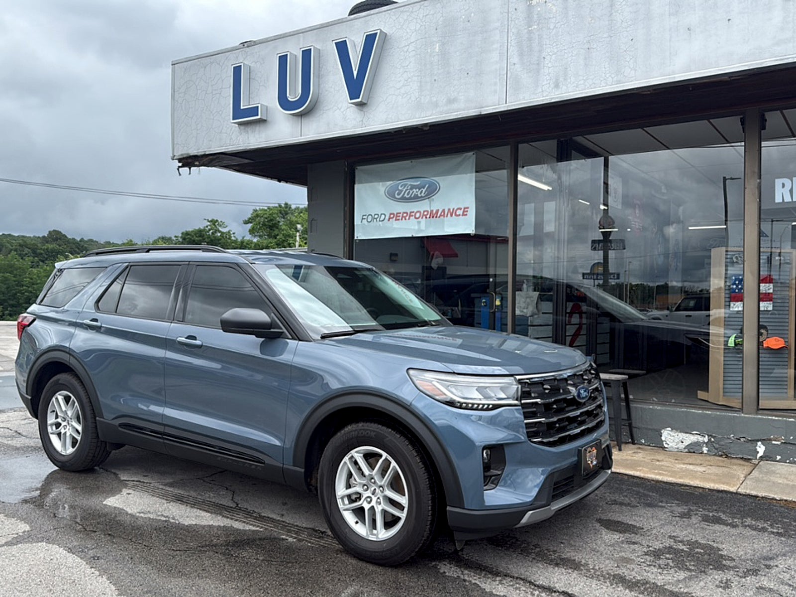 2026 Ford Explorer Active w/100A Pkg RWD in Vapor Blue Metallic — front three-quarter view