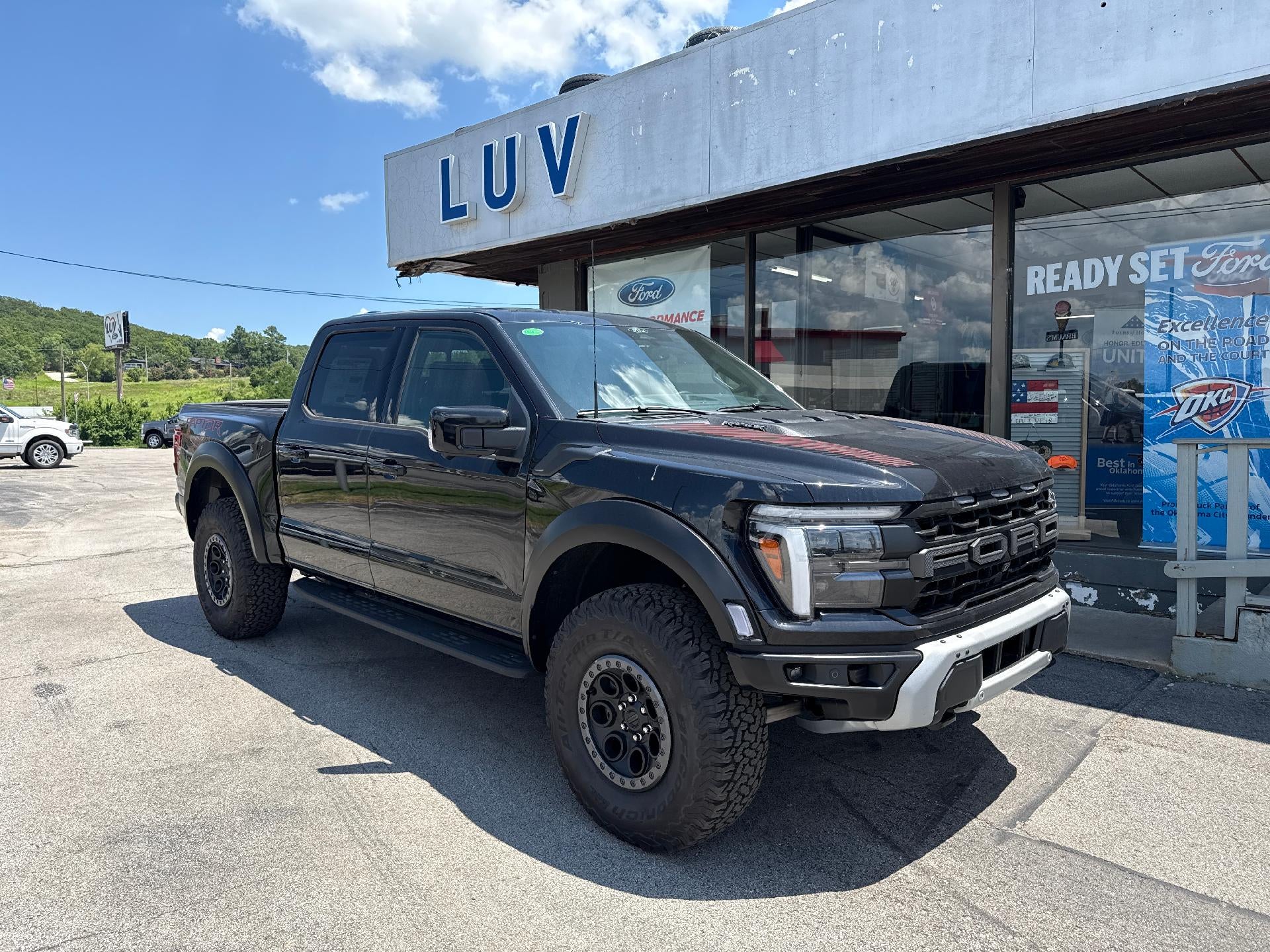 2025 Ford F-150 Raptor 4WD SuperCrew 5.5' Box in Agate Black Metallic — front three-quarter view