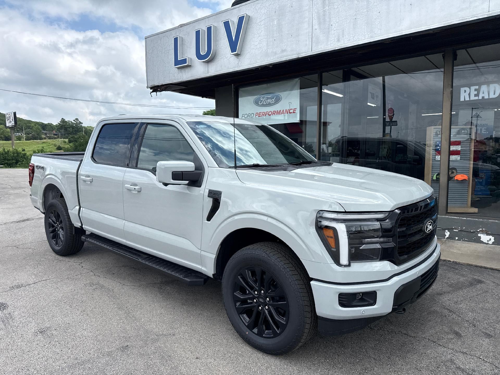 2026 Ford F-150 LARIAT 4WD SuperCrew 5.5' Box in Avalanche — front three-quarter view
