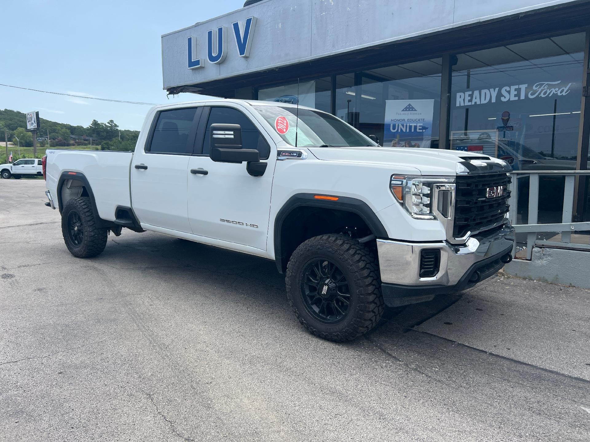 2022 GMC Sierra 2500 HD Crew Cab Long Box 4-Wheel Drive Pro in Summit White — front three-quarter view