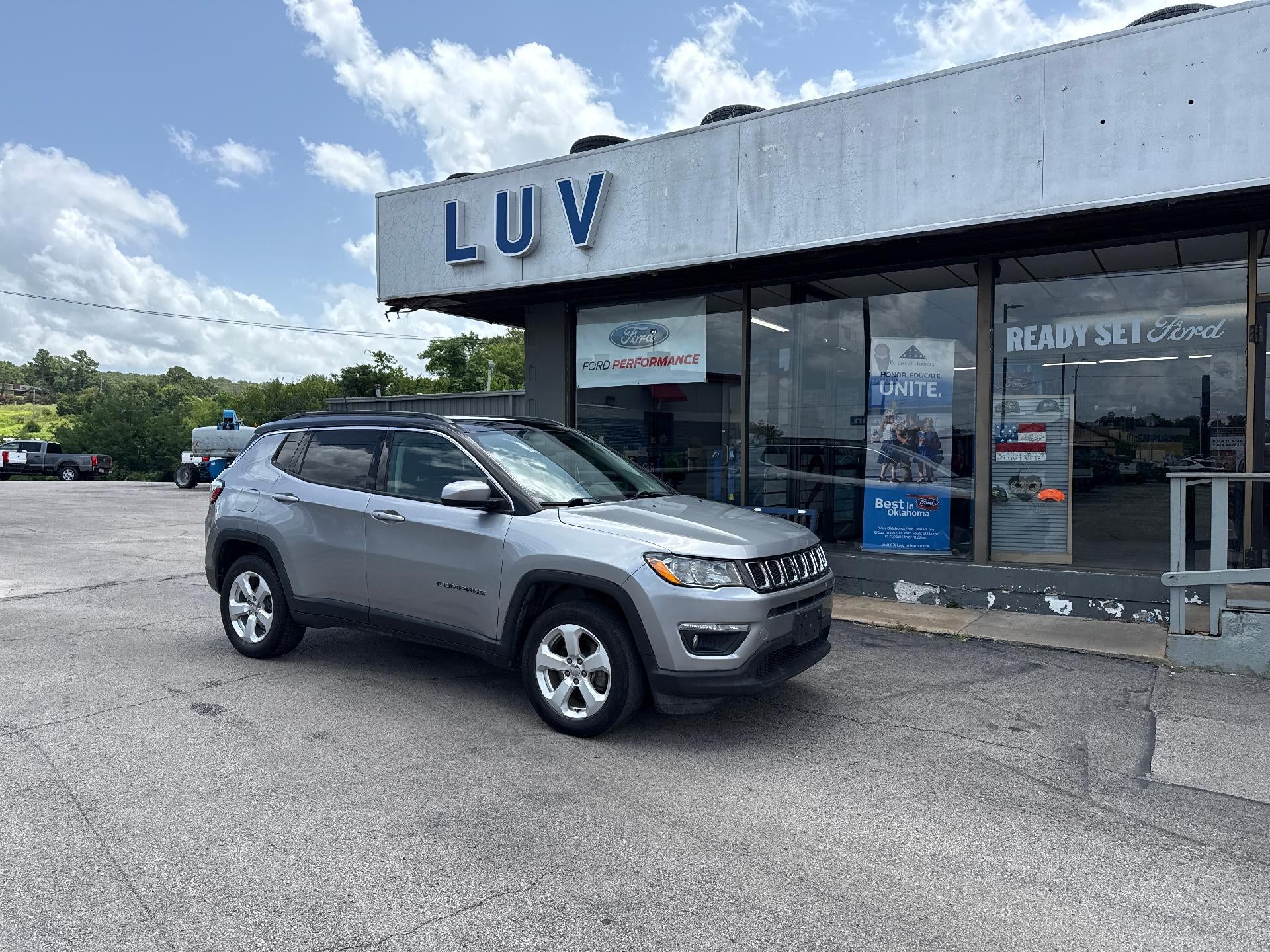 2018 Jeep Compass Latitude 4x4 in Billet Silver Metallic Clearcoat — front three-quarter view