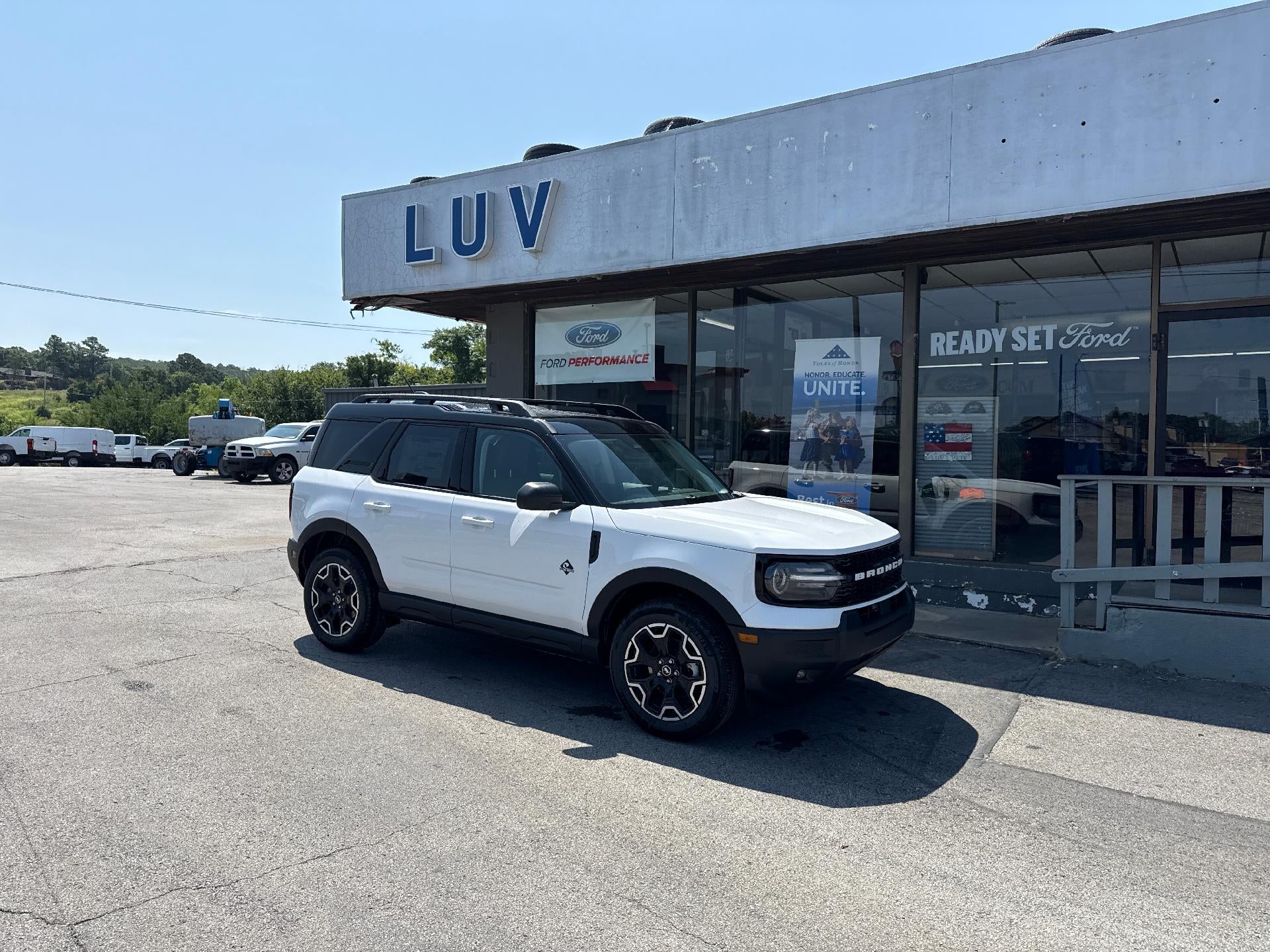 2026 Ford Bronco Sport Outer Banks 4x4 in Oxford White — front three-quarter view