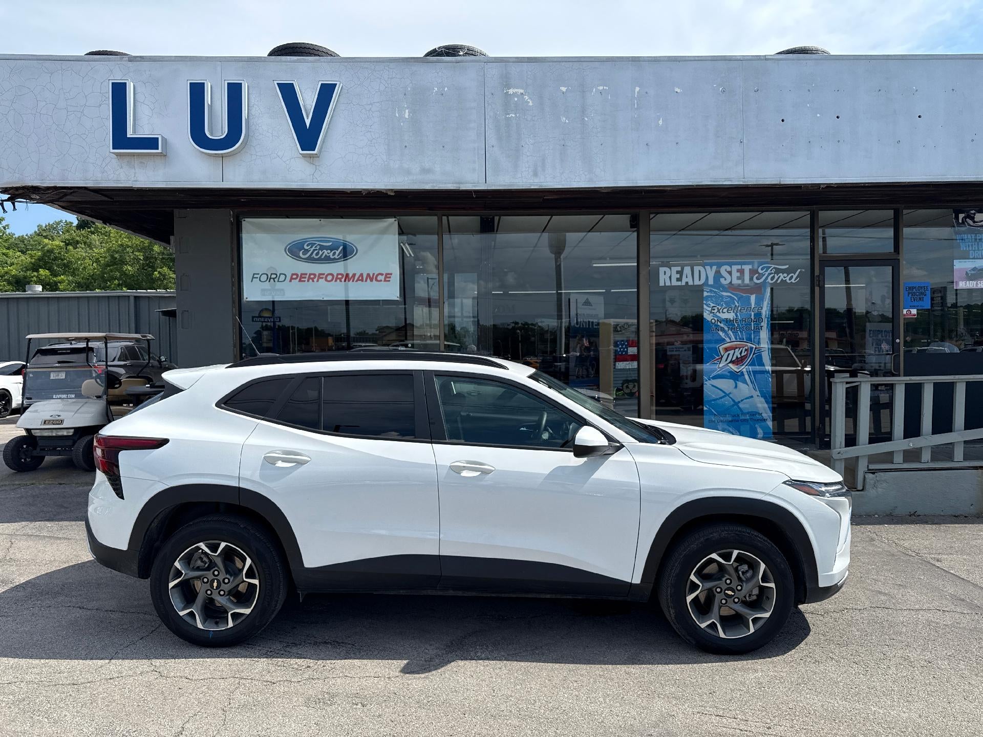 2024 Chevrolet Trax FWD 4dr LT in Summit White — front three-quarter view